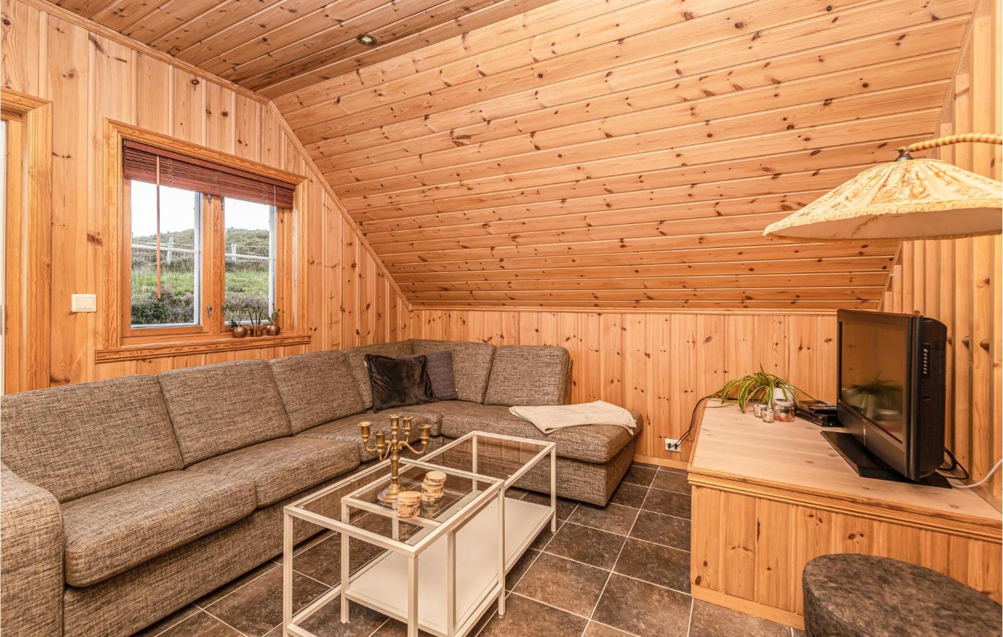 Awesome Home In Kvamsoy With Jacuzzi Sandvik (More og Romsdal) Exterior foto