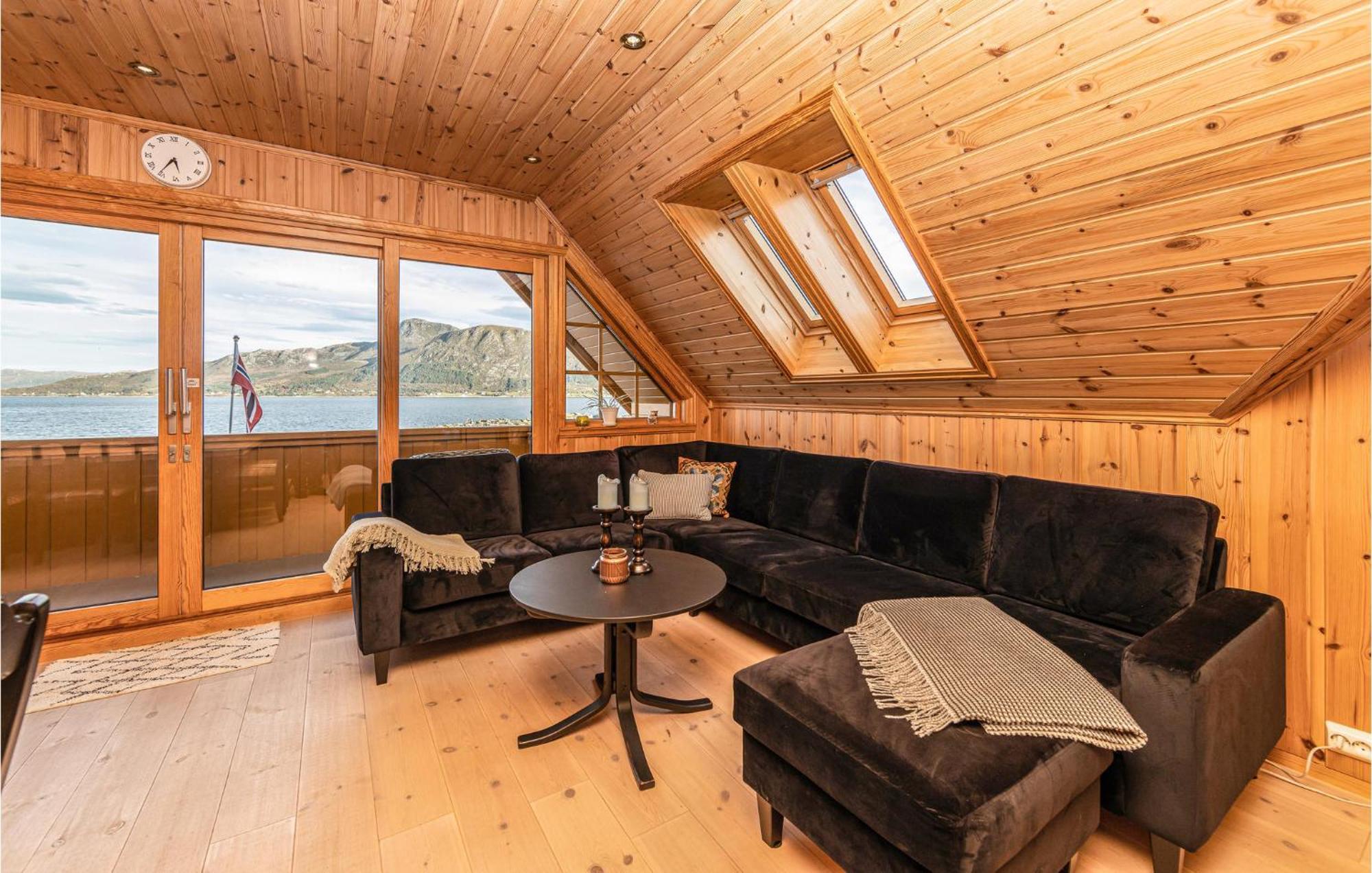 Awesome Home In Kvamsoy With Jacuzzi Sandvik (More og Romsdal) Exterior foto