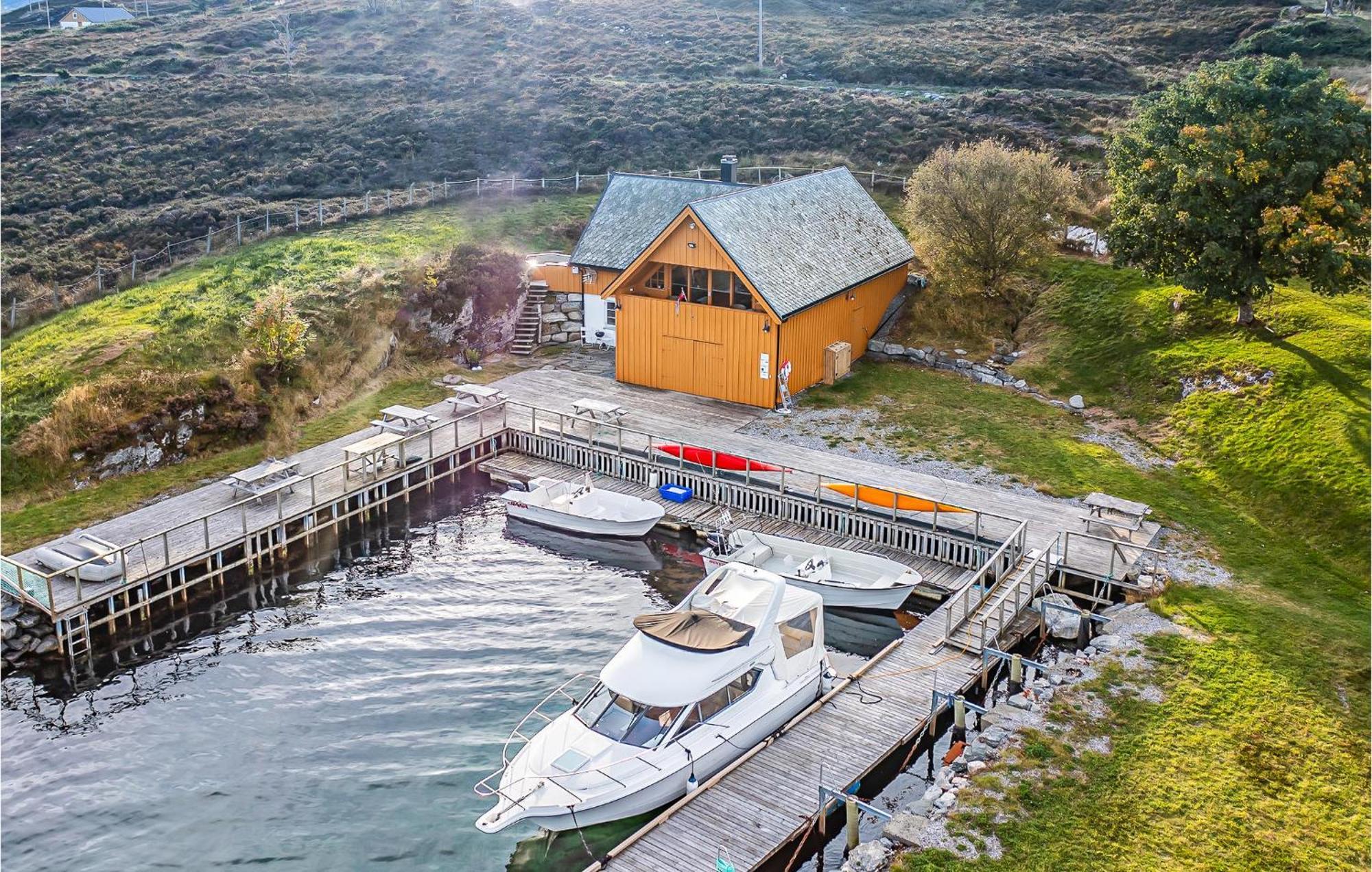 Awesome Home In Kvamsoy With Jacuzzi Sandvik (More og Romsdal) Exterior foto