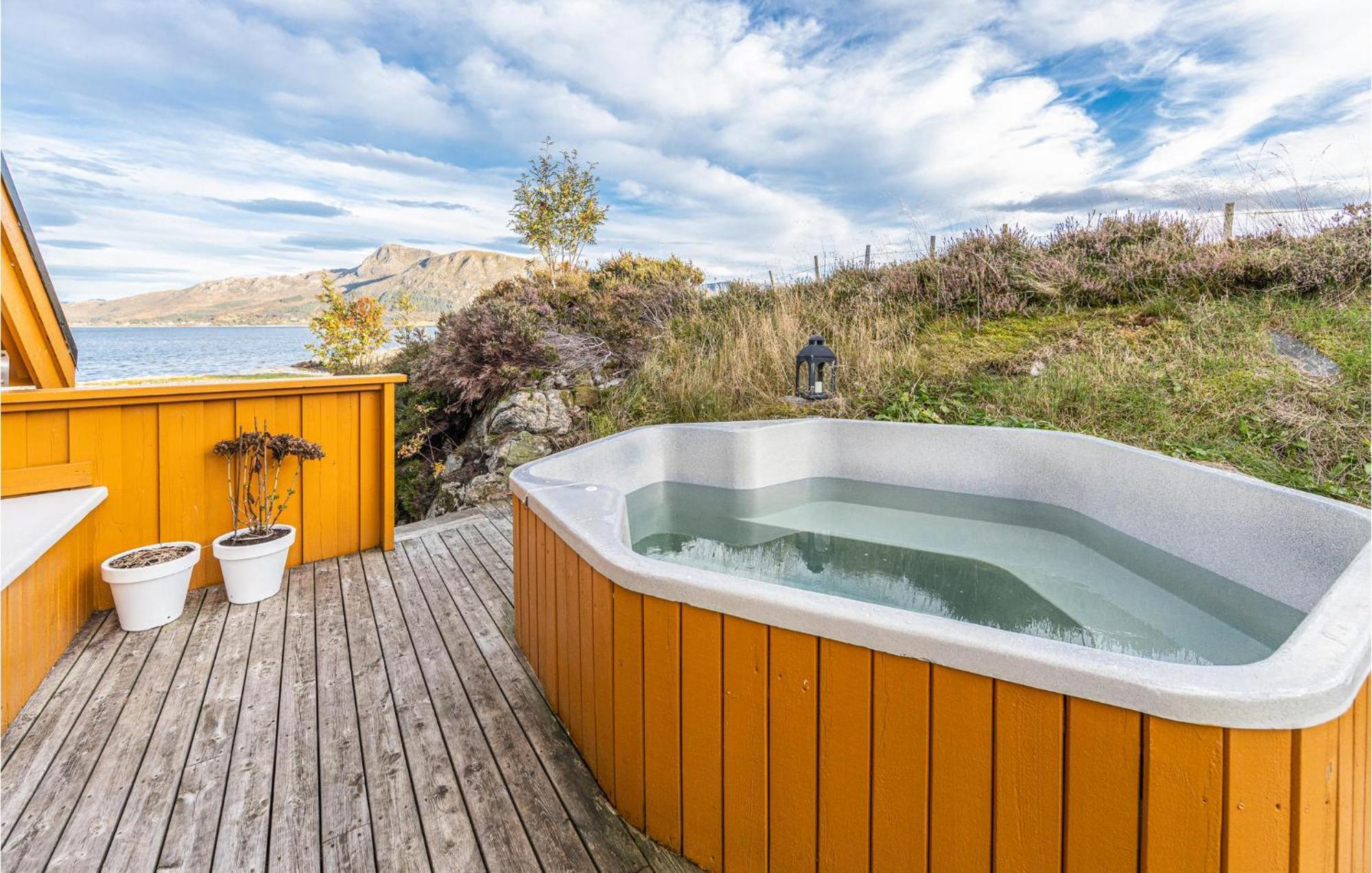 Awesome Home In Kvamsoy With Jacuzzi Sandvik (More og Romsdal) Exterior foto