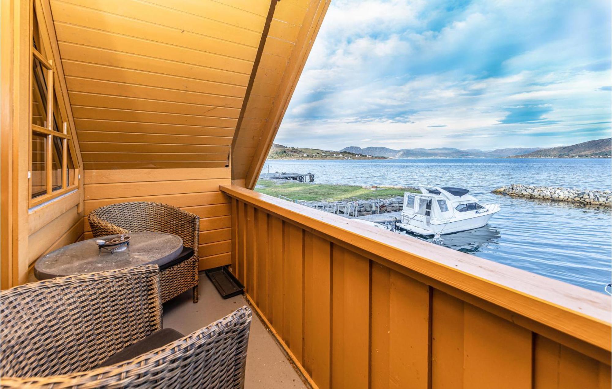 Awesome Home In Kvamsoy With Jacuzzi Sandvik (More og Romsdal) Exterior foto